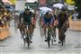 cykelryttere over stregen i regn