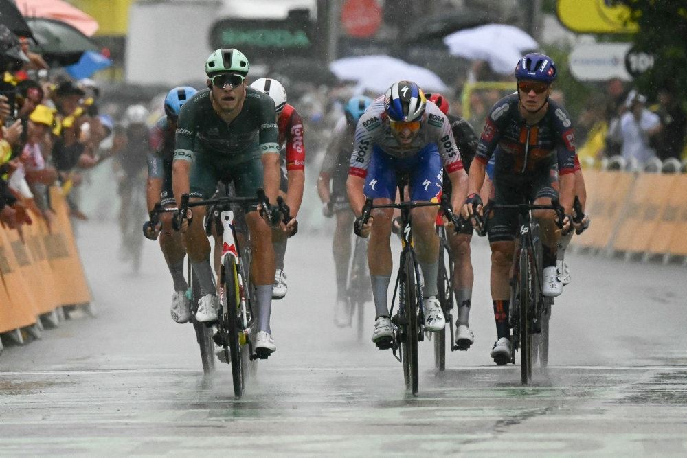 cykelryttere over stregen i regn