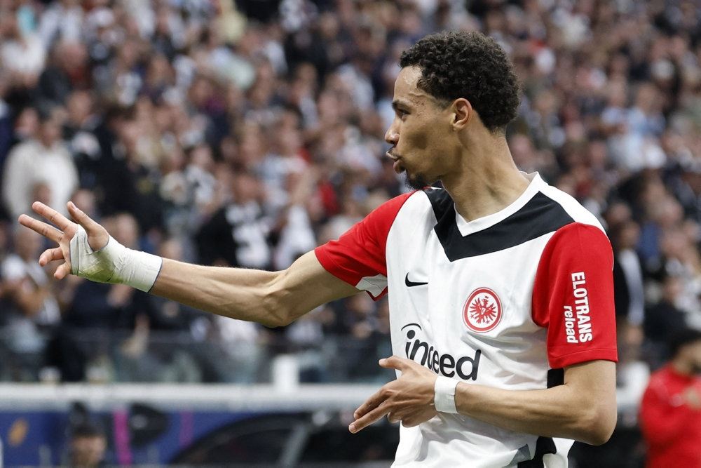 fodboldspiller takker for kampen