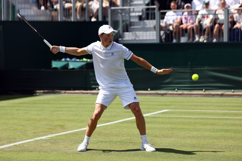 tennisspiller varmer op