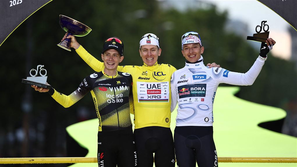 tre cykelryttere på podie