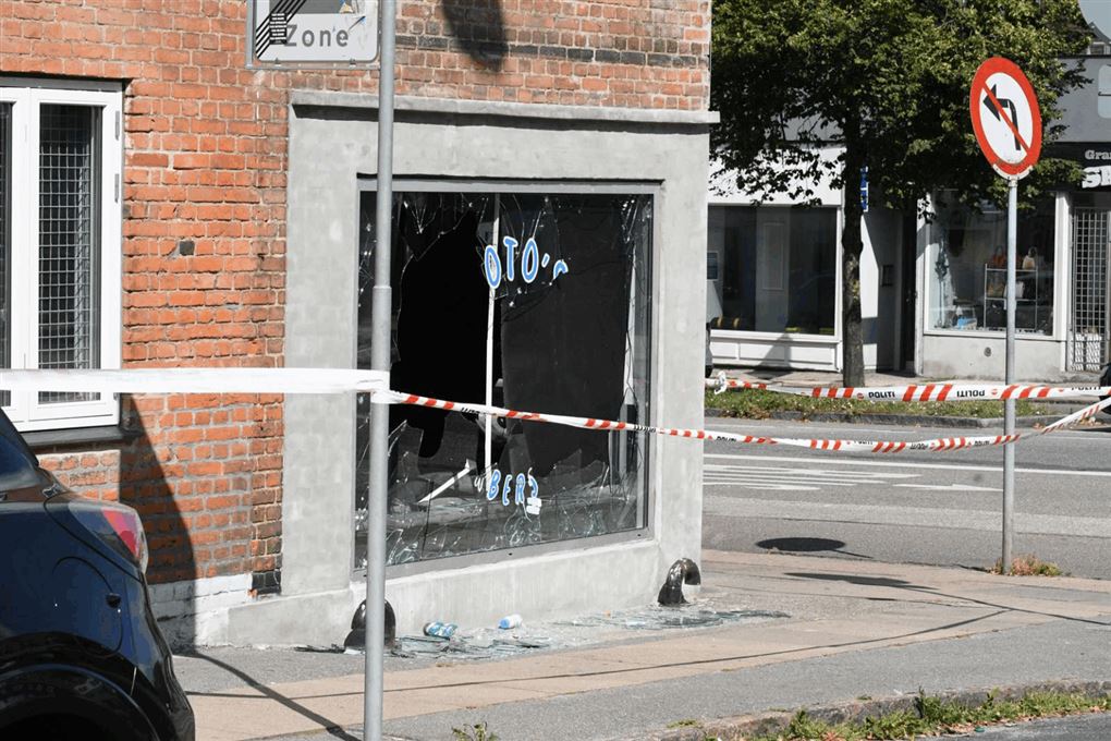 firsørsalon med knuste ruder 