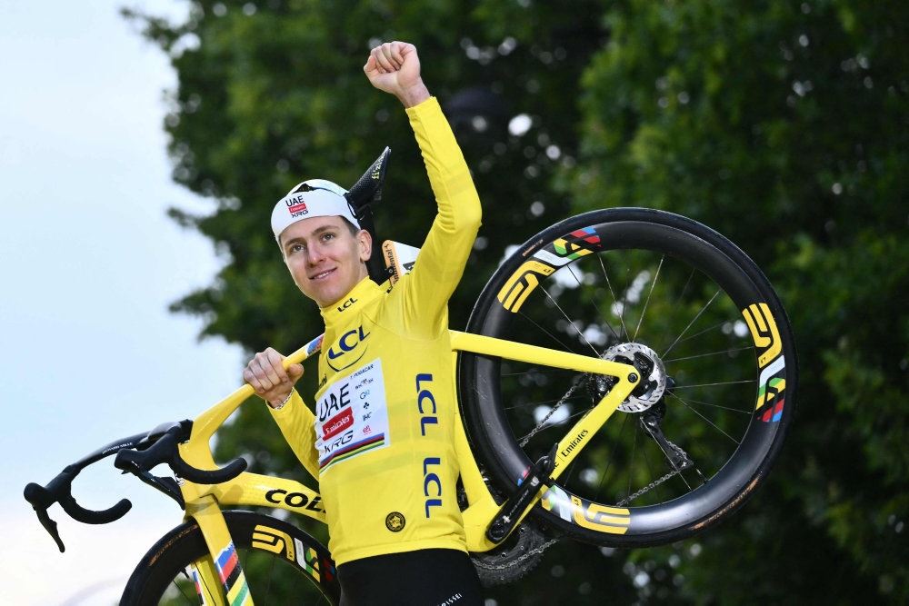 cykelrytter hilser på tilskuere
