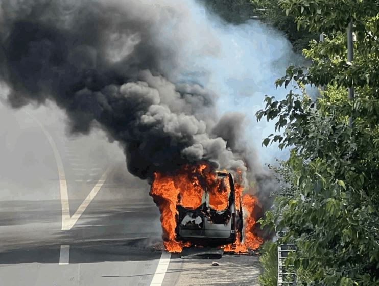 bil omspændt af flammer