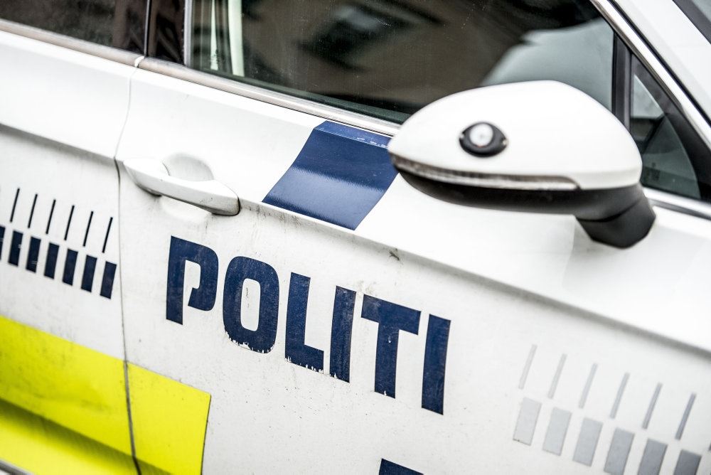 politibil med påskriften politi