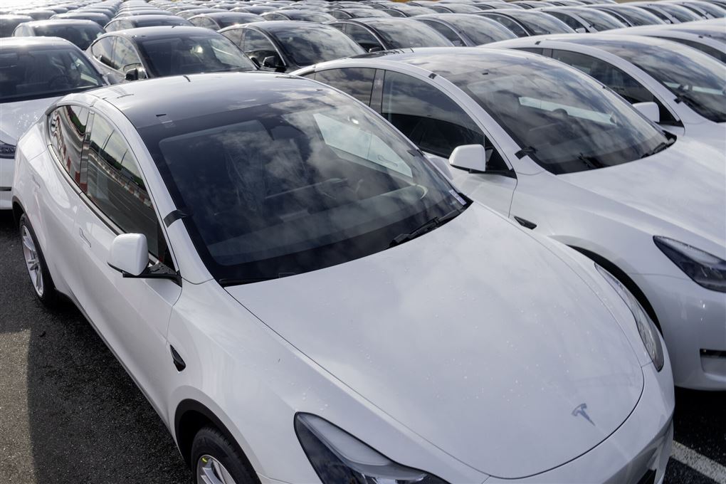 teslaer holder på række 