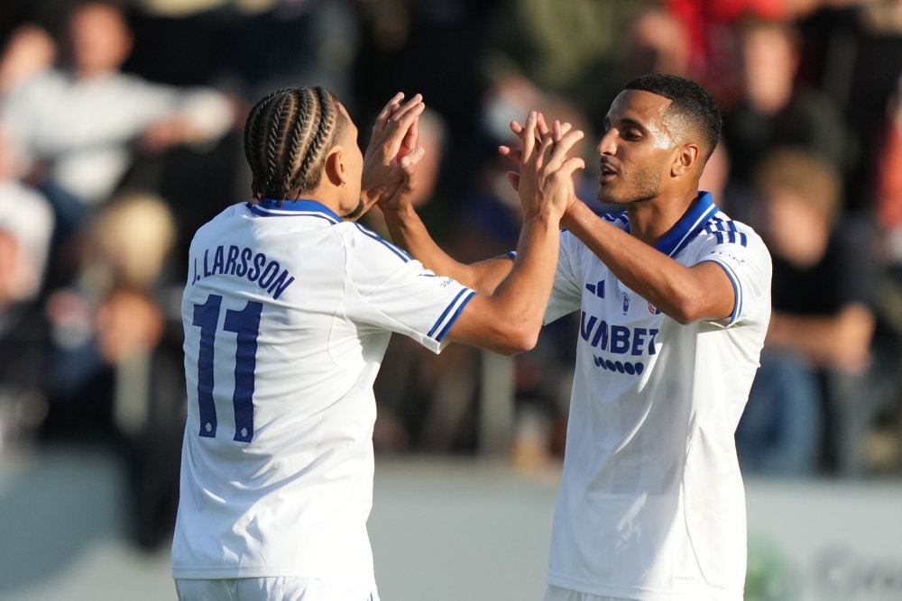 fodboldspillere jubler efter scoring