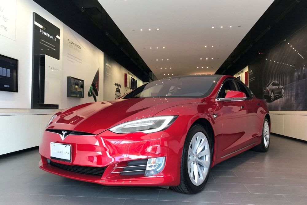 en rød bil - Tesla Model S 