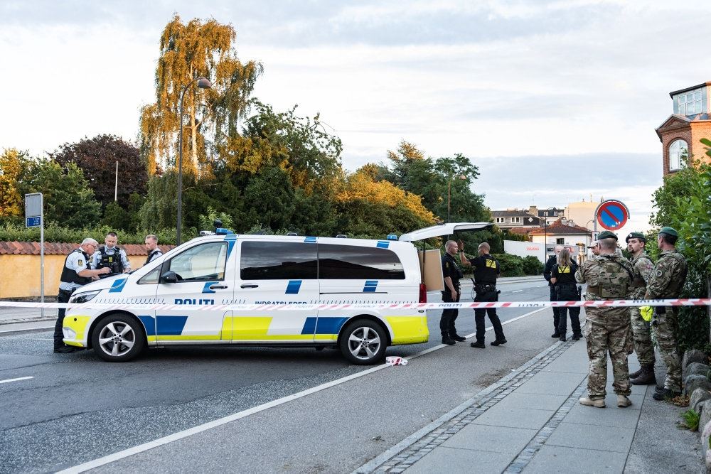 politibiler og afspærring på gade