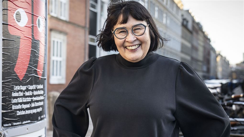 kvinde med armene i siden