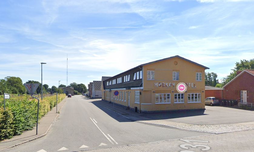 en bygning set fra vejen