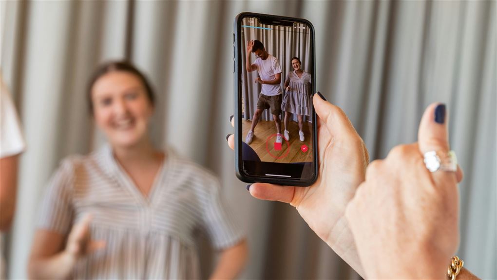 en person optager med en mobiltelefon