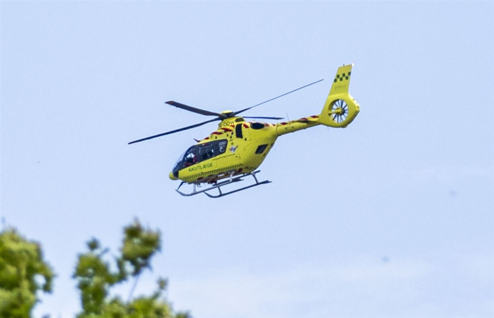 en helikopter i luften
