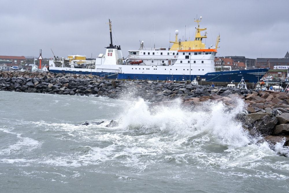 et skib i havn med stormende vejr omkring det