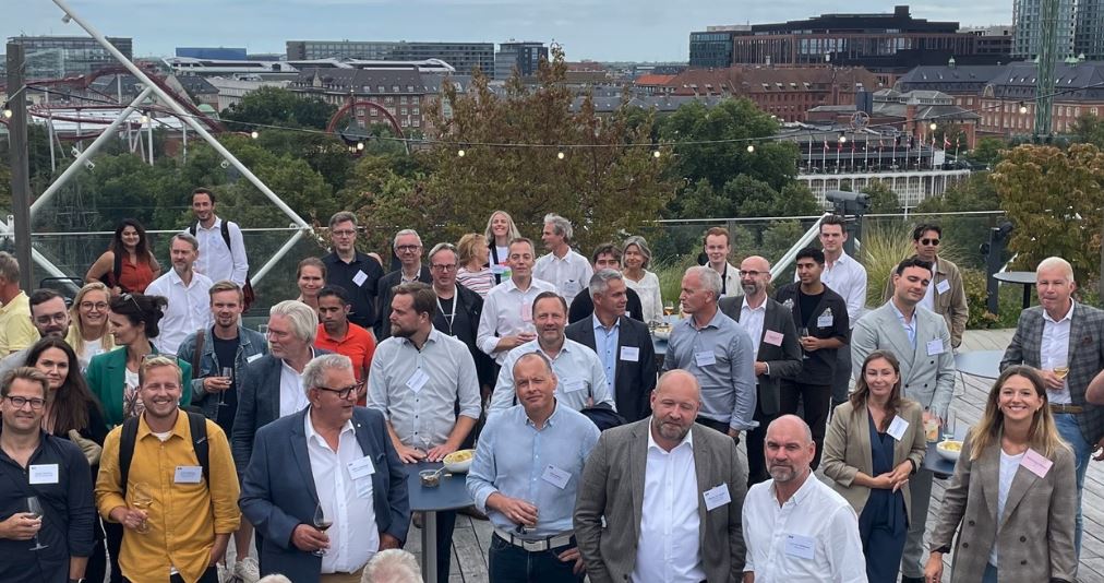 en flæok mennesker på en tagterrasse