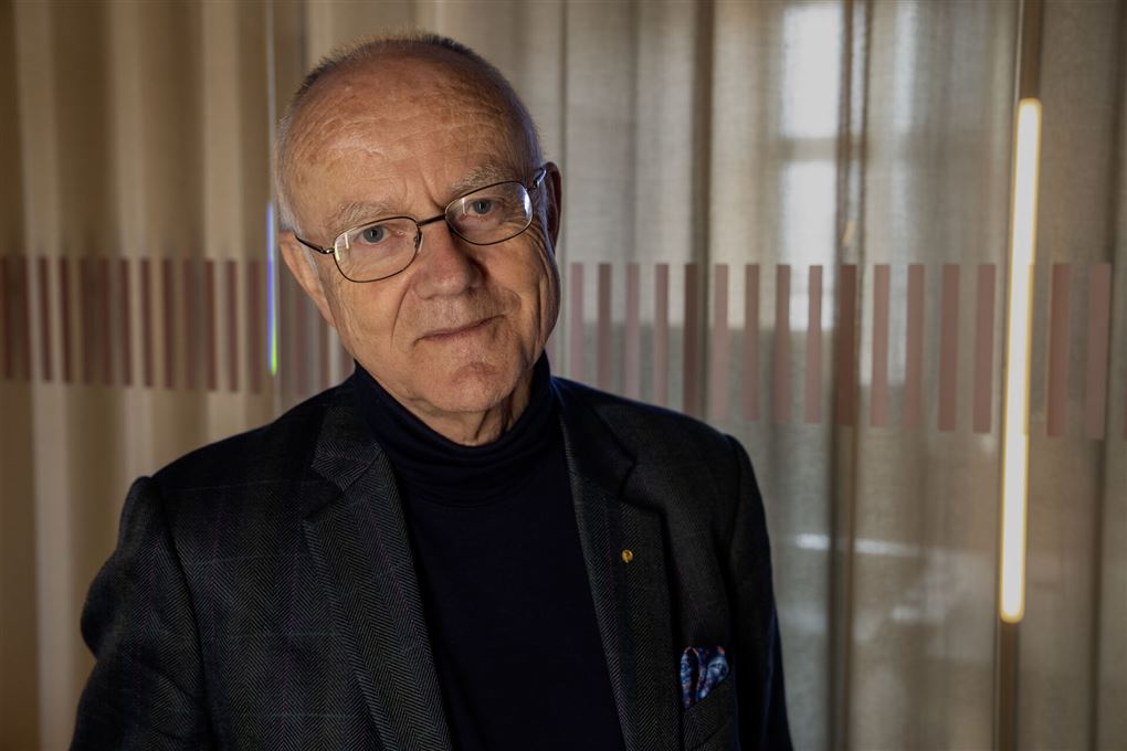 Portræt af mand med briller og jakkesæt