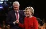 Bill og Hilary Clinton holder hinanden i hånden