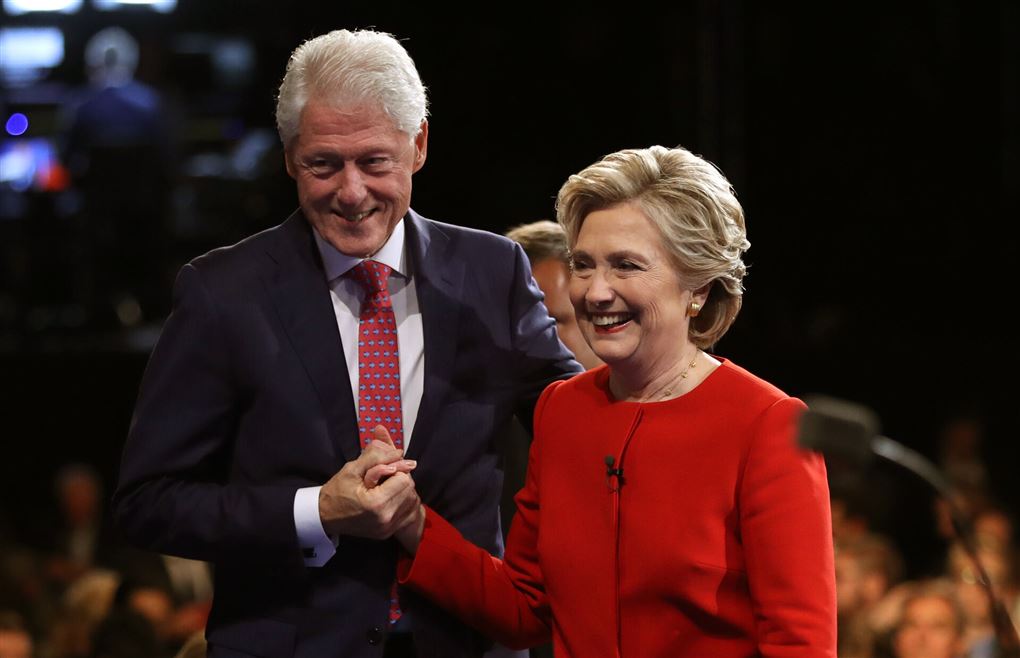 Bill og Hilary Clinton holder hinanden i hånden