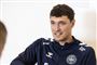 Andreas christensen i mørk træningstrøje med DBU-logo