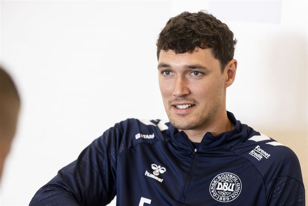 Andreas christensen i mørk træningstrøje med DBU-logo