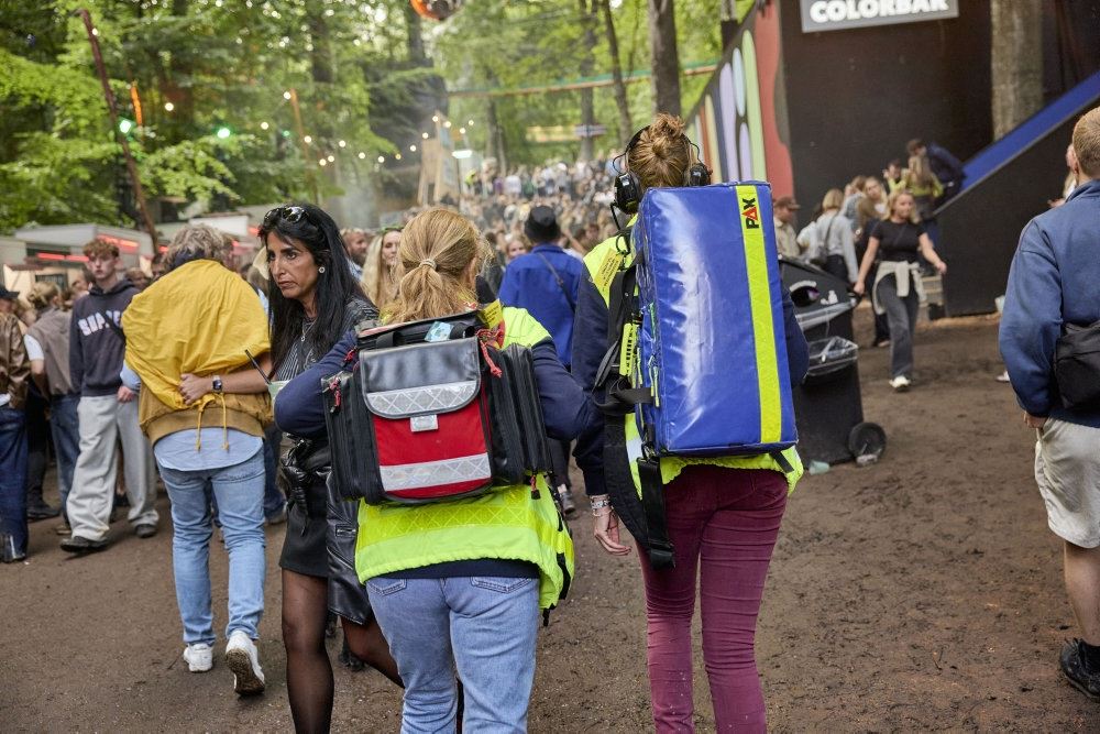 mennesker i grænne veste