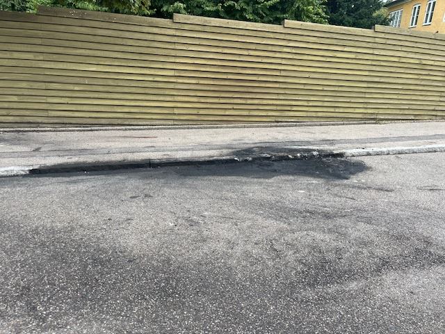 en sort plet på vejbanen