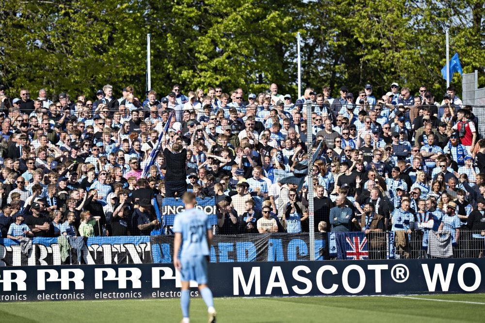 fyldt langside på stadion