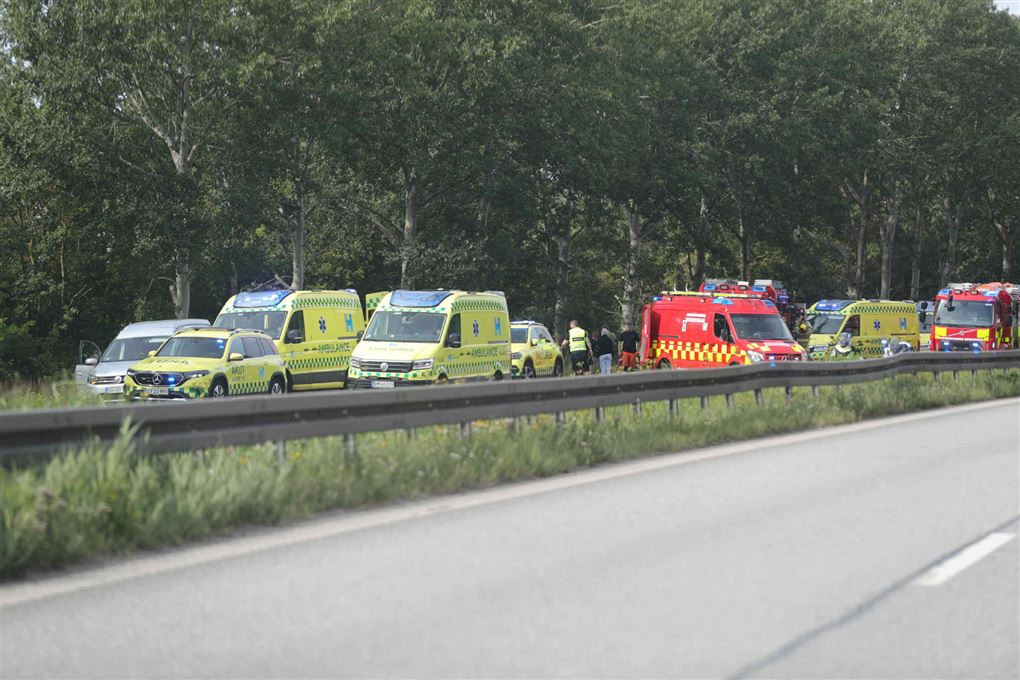 Udrykningskøretøjer på en vej