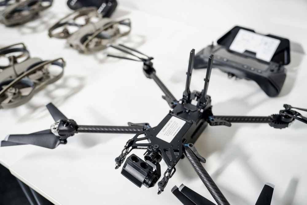 en drone ligger på gulv