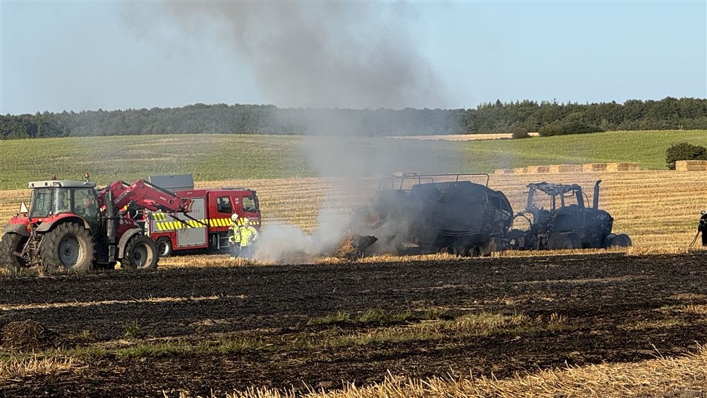 røg og ild fra køretøj på mark