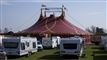 cirkustelt og masser af campingvogne