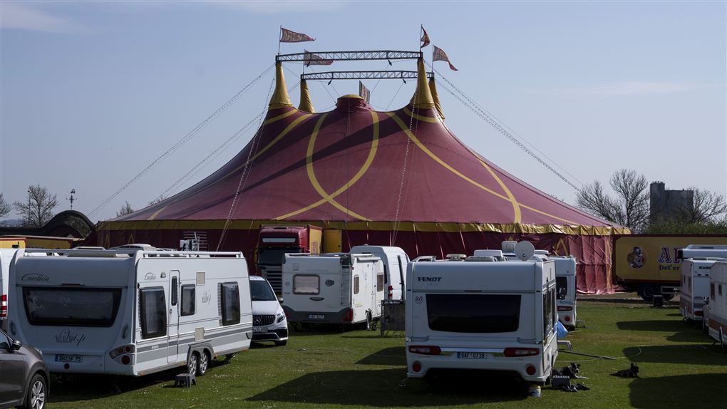 cirkustelt og masser af campingvogne