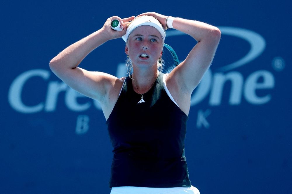 Clara Tauson tager sig til hovedet under en tenniskamp