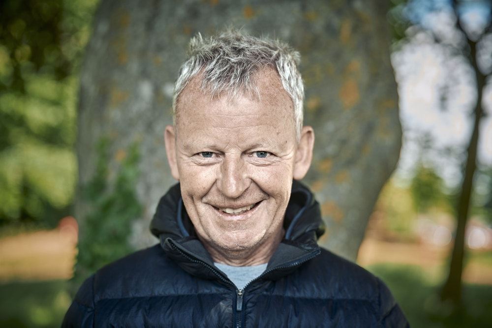 en mand kigger ind i kameraet