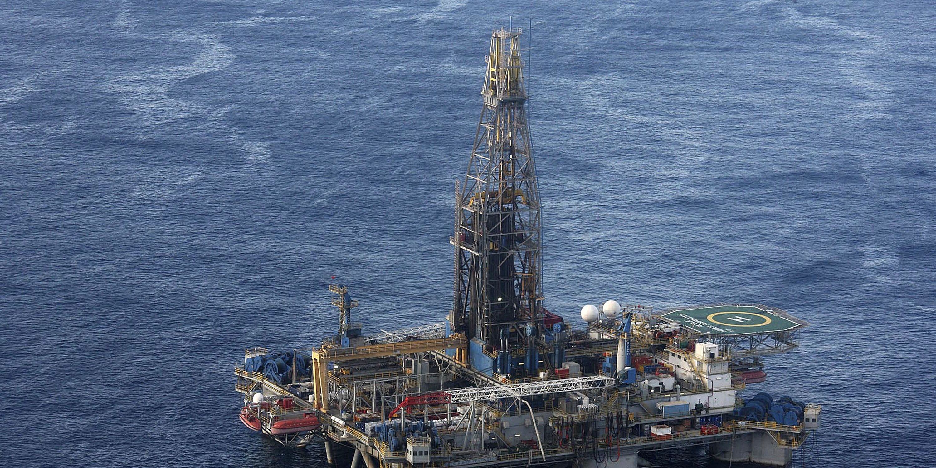 Шельфовое бурение платформа. Добыча нефти на шельфе. Добыча нефти на шельфе мирового океана. Морская добыча нефти. Нефтяные платформы в океане.