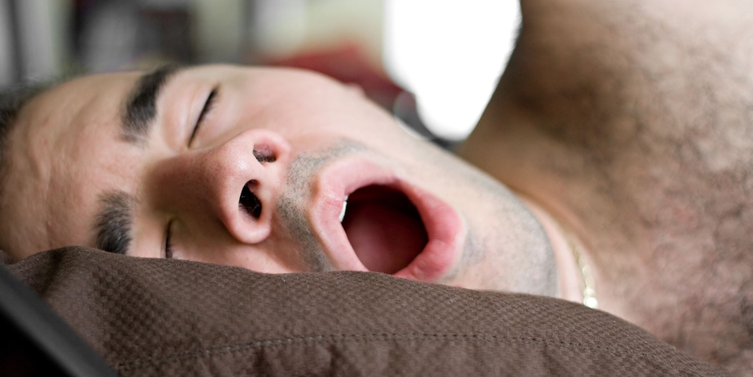 Звук храпа человека. Спящий с открытым ртом. Спящий человек с открытым ртом.