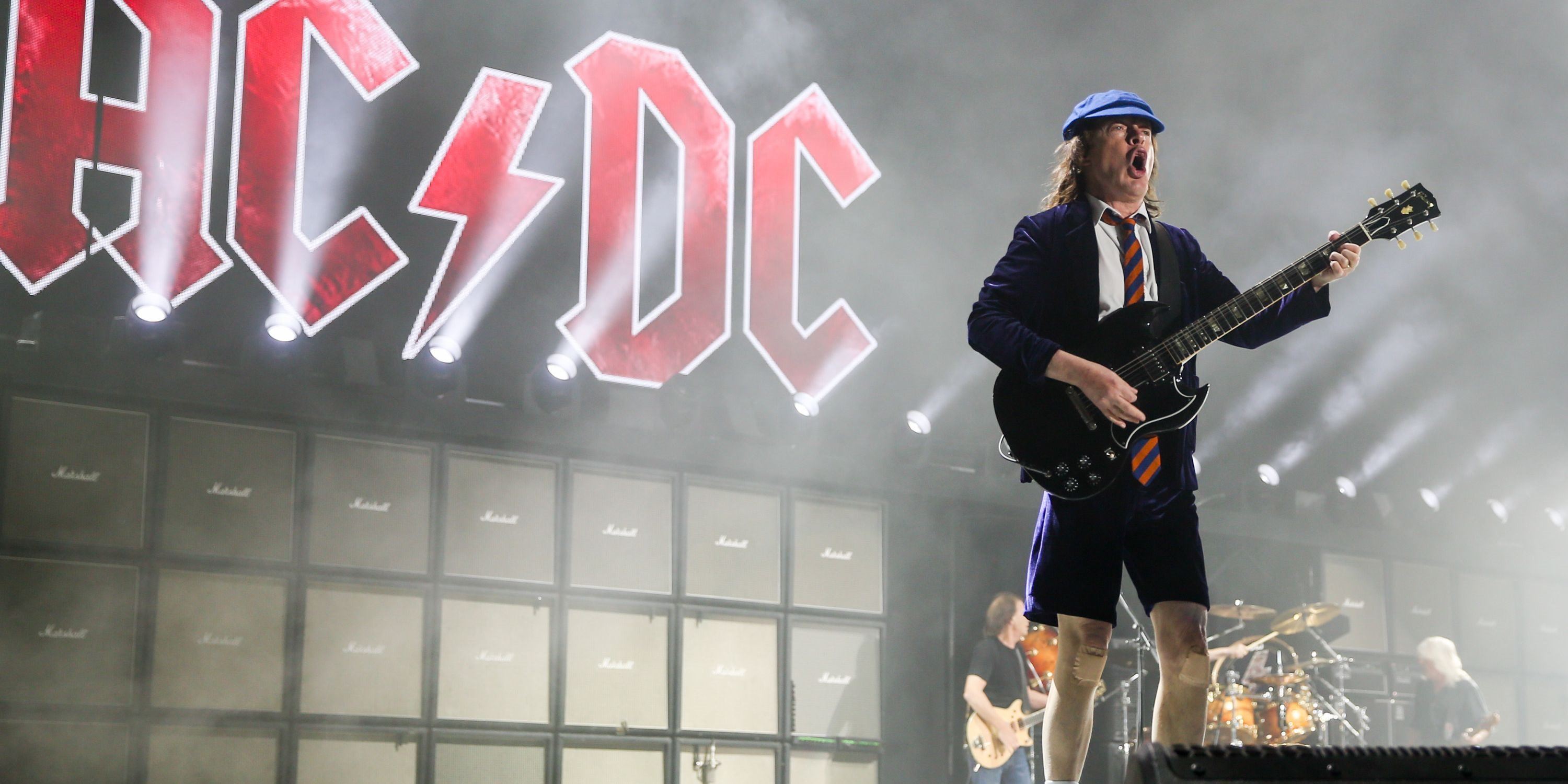 Ac dc минус. AC DC 2022. AC/DC 80s. AC DC 1996. Группа AC/DC (АС/ДС).