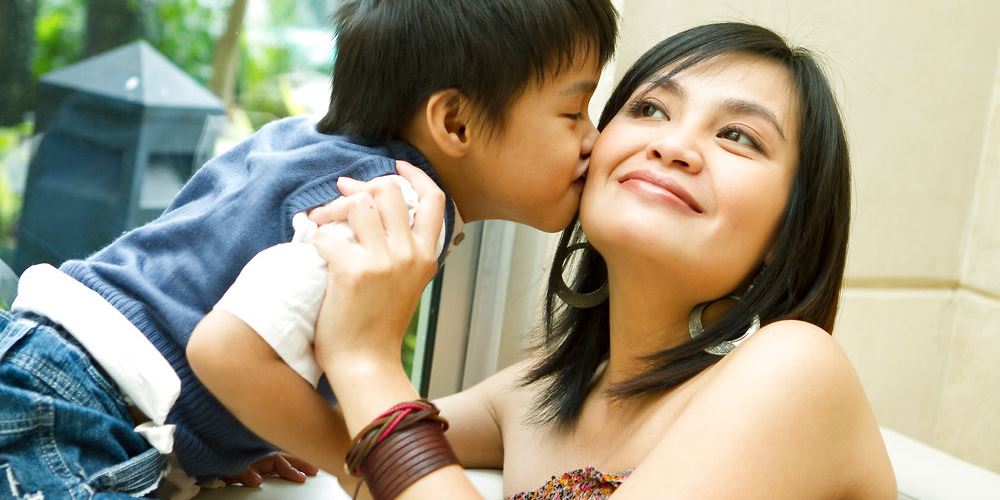 Азиаты поцелуи. Поцелуй азиатов. Девушка целует азиатского ребенка. Мальчики сочно целуются с азиатскими милфами. Mom and boy Asia Cook.