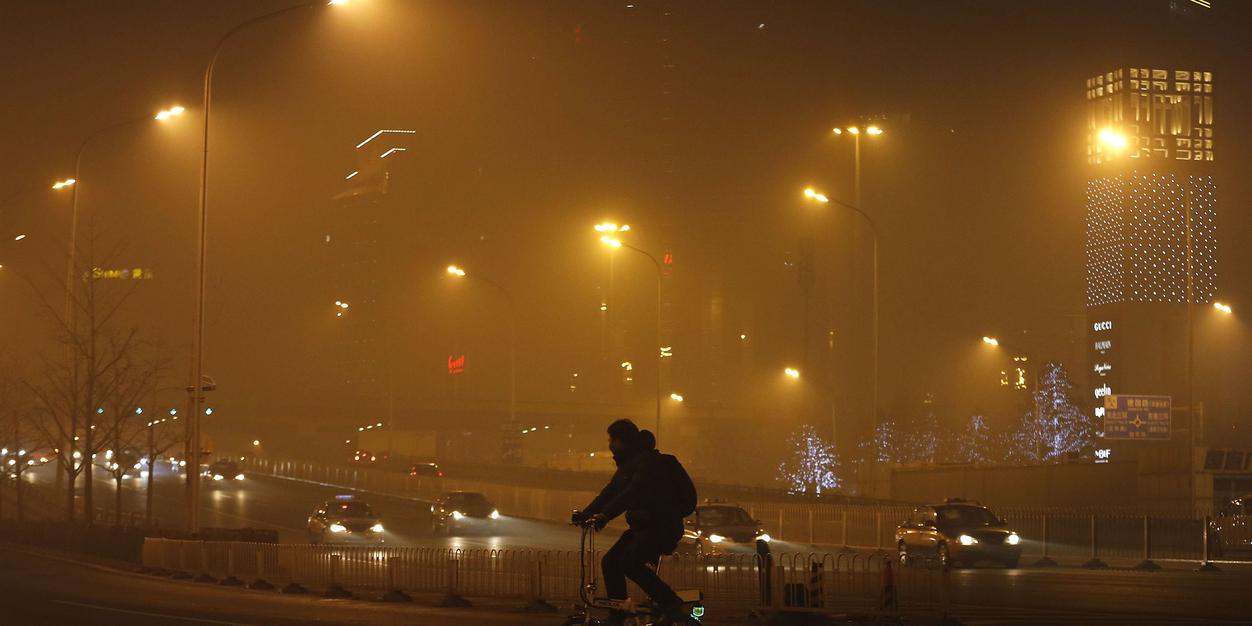 Почему смог ночью. Загрязнение атмосферы китай. Екатеринбург смог. Почему смог ночью. Смок в китае.