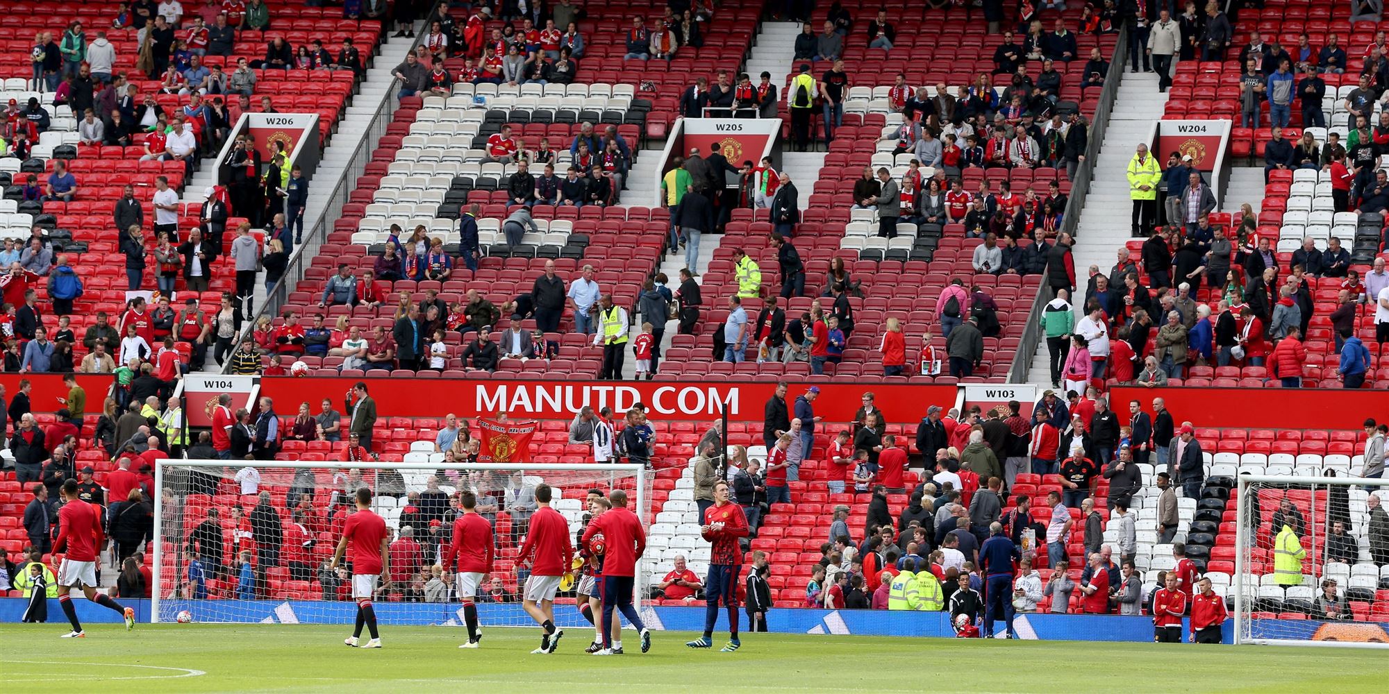 This football team play at old trafford. Стадион Олд Траффорд Манчестер Юнайтед. Олд Траффорд вид с трибуны. Джима Рэтклифф Олд Траффорд. Новый стадион Манчестер Юнайтед.